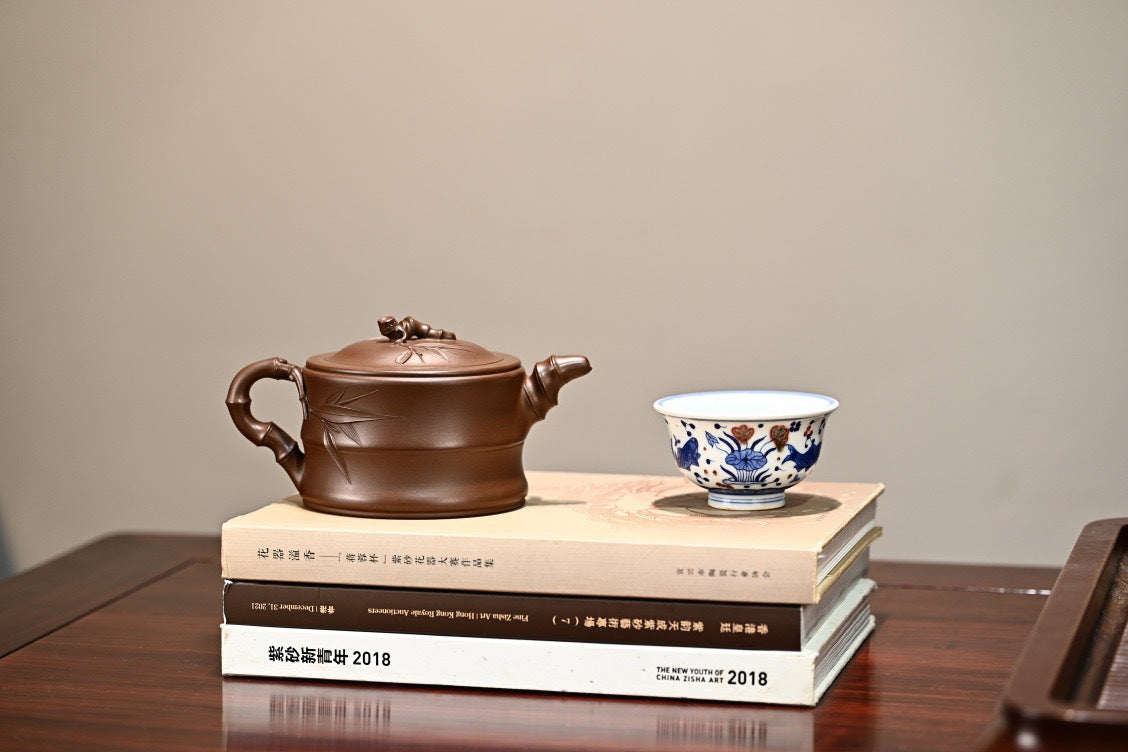 可心竹段·全手工/多届全手工大赛二等奖大拍陶手吴涛作品/容量560cc/一厂老紫泥 古典的竹段造型，片片竹叶贴于壶身之上