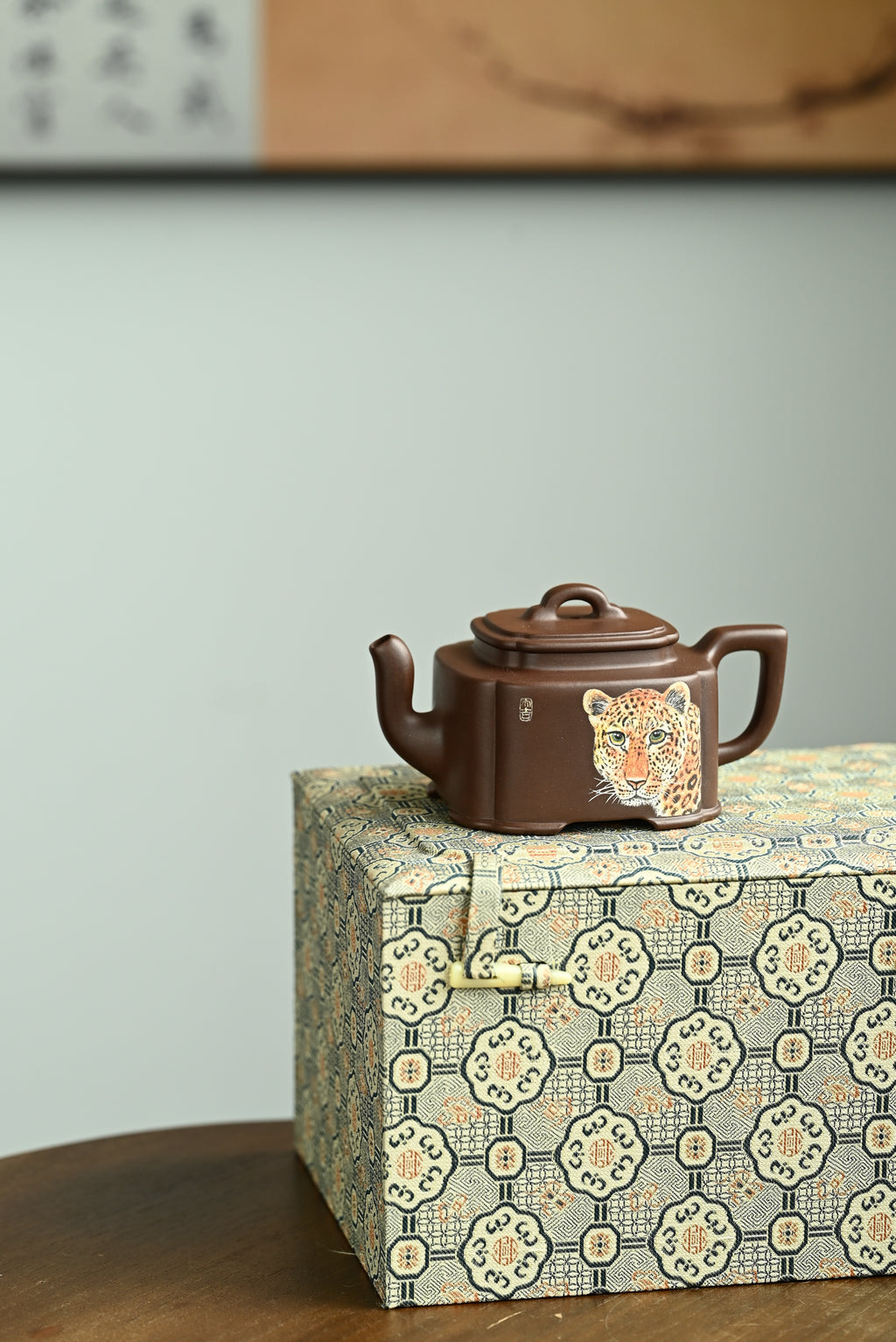 匠香·全手工/大拍陶手张智耀作品  /容量300cc/极品紫泥 融合方器与筋纹器工艺，形体优美古雅，线条利落，气韵生动