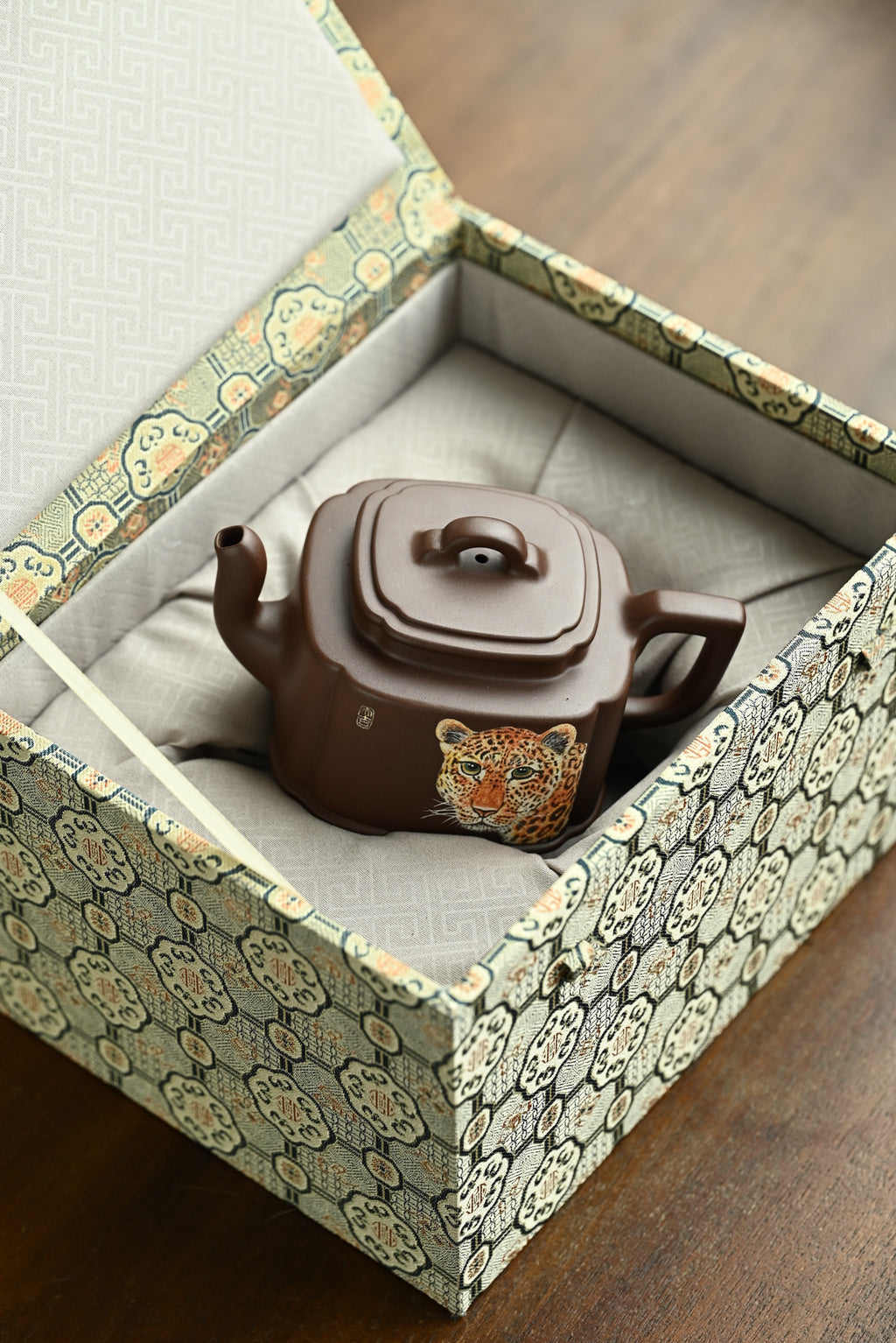 匠香·全手工/大拍陶手张智耀作品  /容量300cc/极品紫泥 融合方器与筋纹器工艺，形体优美古雅，线条利落，气韵生动
