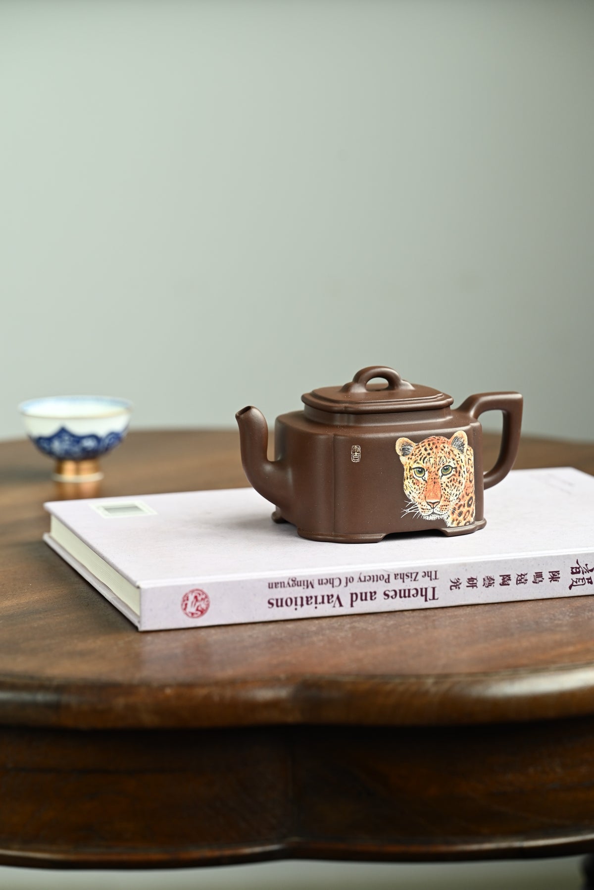 匠香·全手工/大拍陶手张智耀作品  /容量300cc/极品紫泥 融合方器与筋纹器工艺，形体优美古雅，线条利落，气韵生动