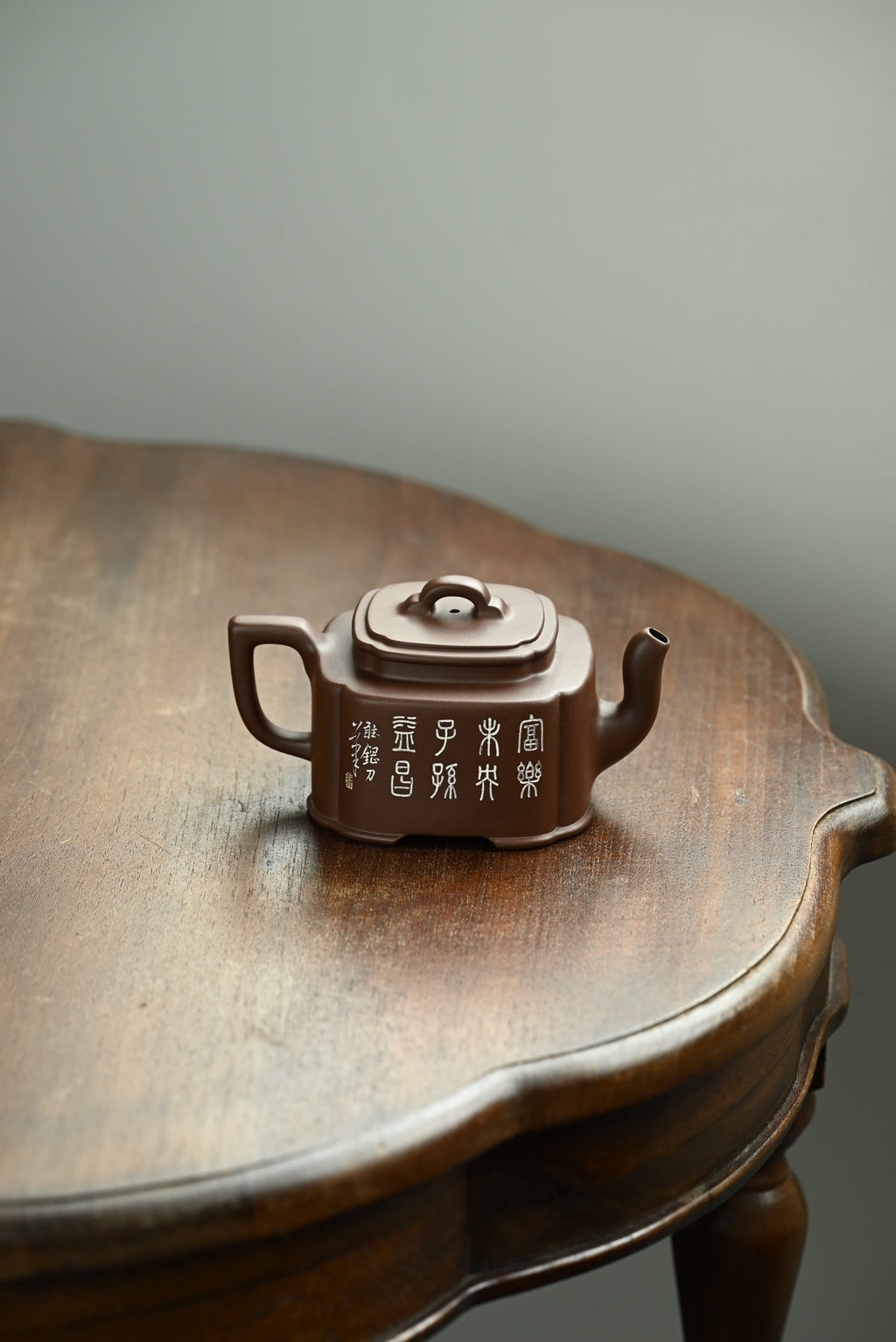匠香·全手工/大拍陶手张智耀作品  /容量300cc/极品紫泥 融合方器与筋纹器工艺，形体优美古雅，线条利落，气韵生动