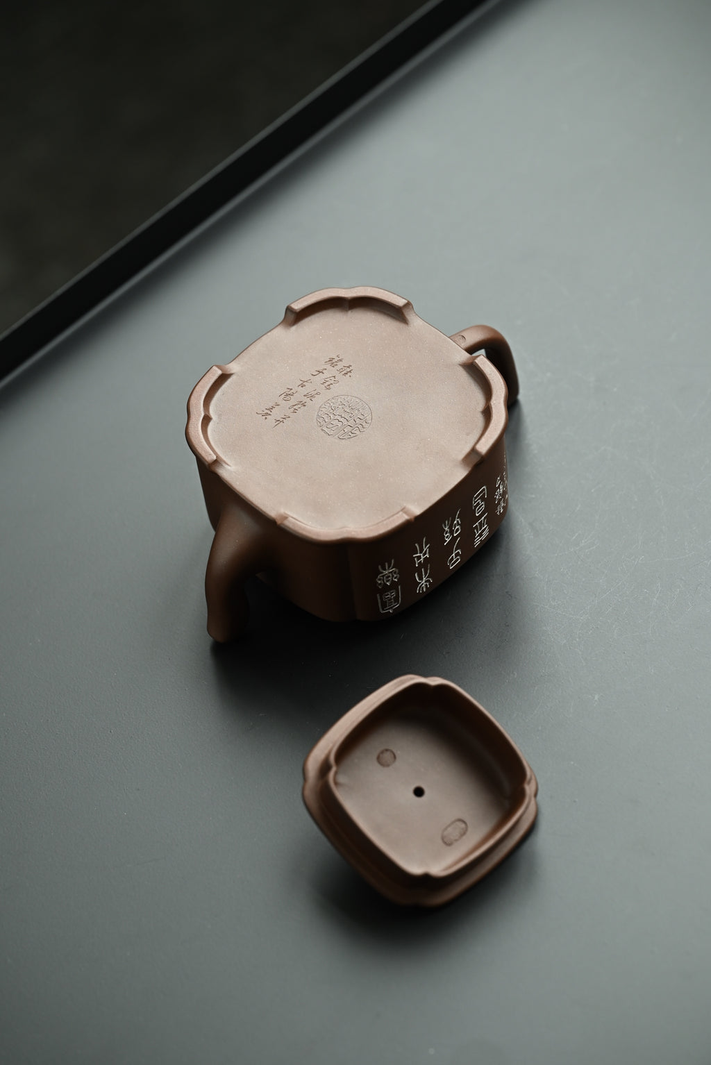 匠香·全手工/大拍陶手张智耀作品  /容量300cc/极品紫泥 融合方器与筋纹器工艺，形体优美古雅，线条利落，气韵生动