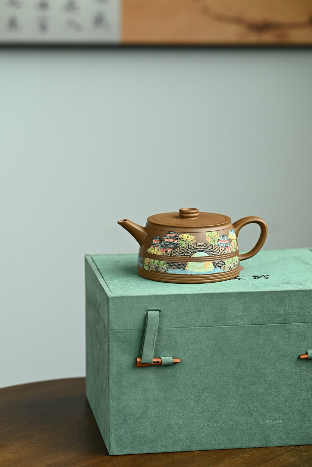 溪山云榭·全手工/容量230cc/原矿段泥 壶身直筒舒展，线条利落，简约大气，圈钮压盖，腰线束出筋骨之姿