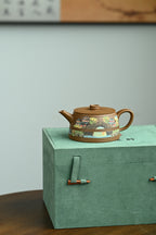 溪山云榭·全手工/容量230cc/原矿段泥 壶身直筒舒展，线条利落，简约大气，圈钮压盖，腰线束出筋骨之姿