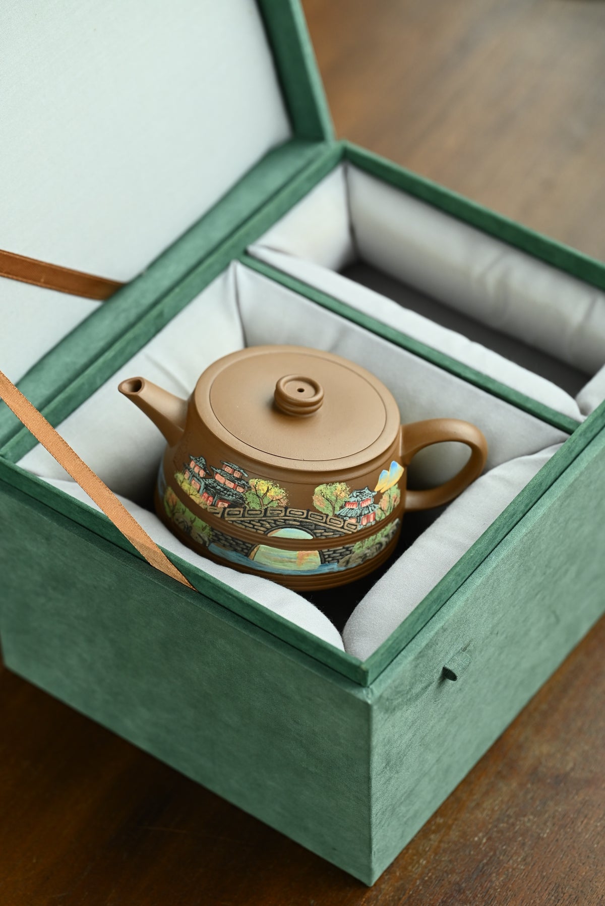 溪山云榭·全手工/容量230cc/原矿段泥 壶身直筒舒展，线条利落，简约大气，圈钮压盖，腰线束出筋骨之姿
