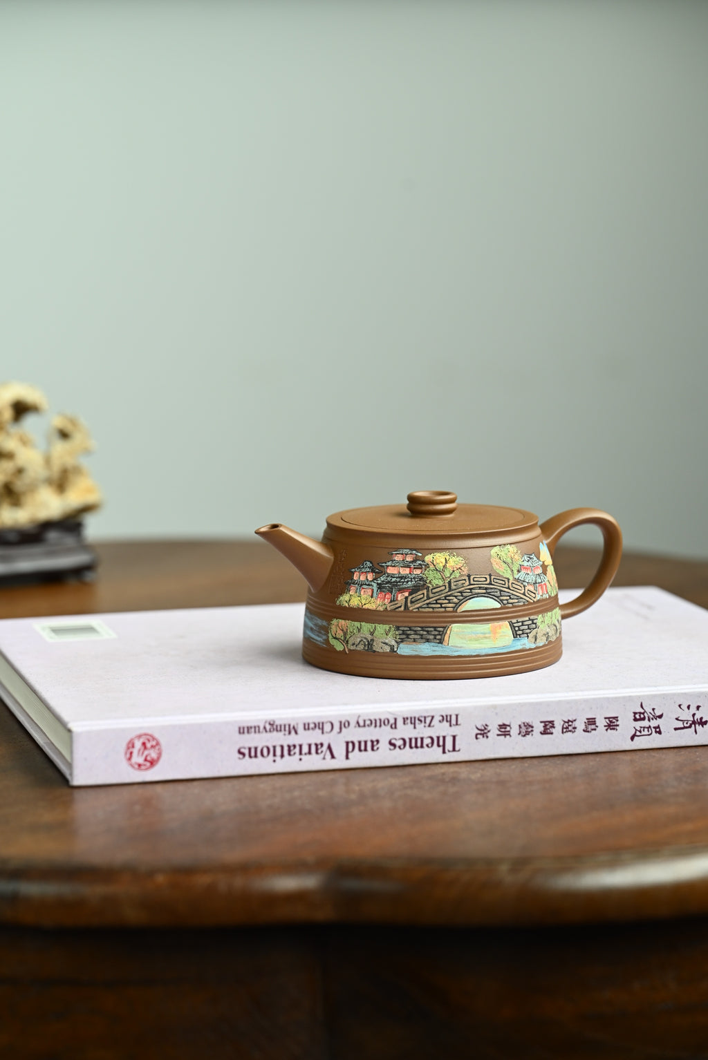溪山云榭·全手工/容量230cc/原矿段泥 壶身直筒舒展，线条利落，简约大气，圈钮压盖，腰线束出筋骨之姿