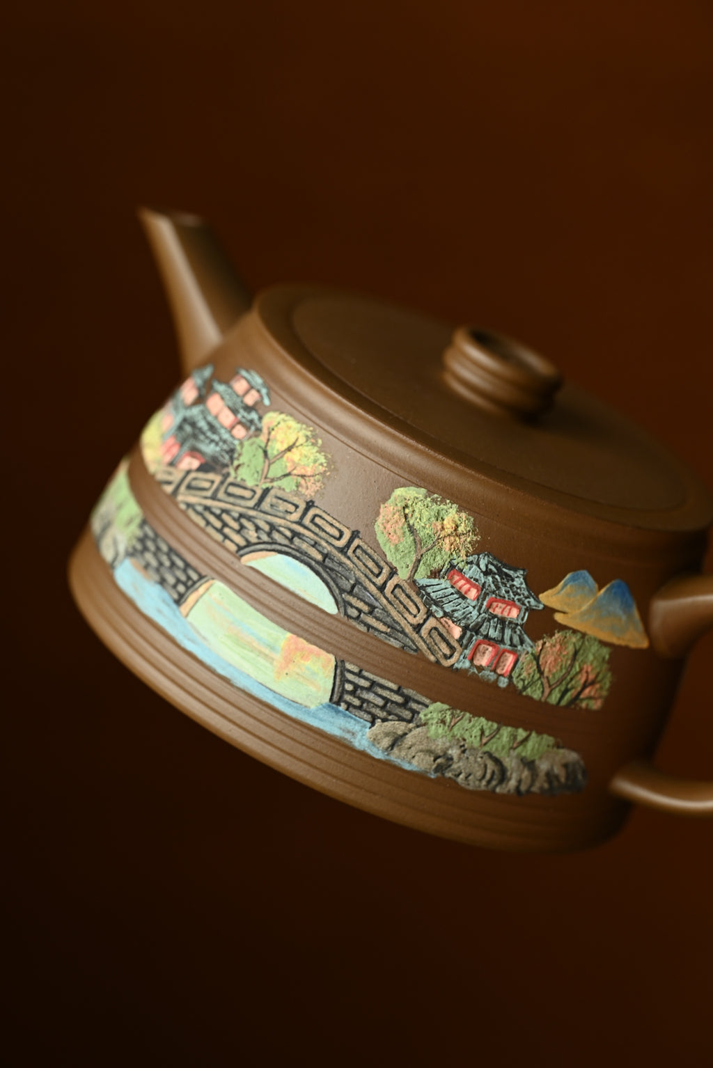 溪山云榭·全手工/容量230cc/原矿段泥 壶身直筒舒展，线条利落，简约大气，圈钮压盖，腰线束出筋骨之姿