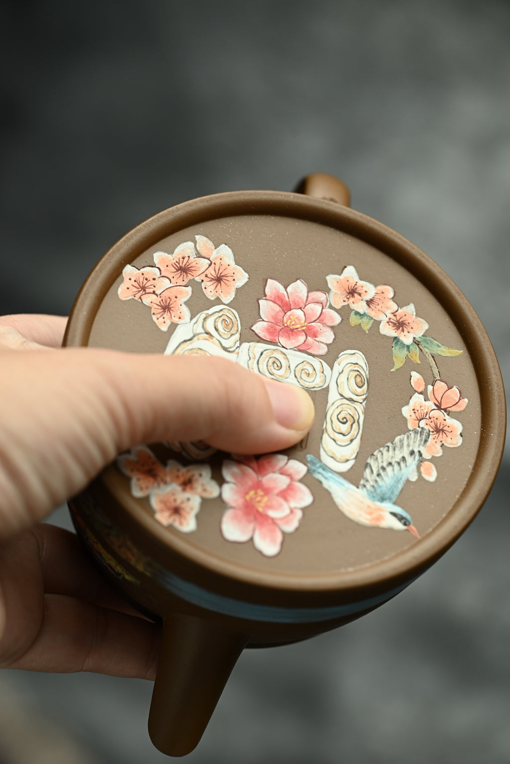 溪山云榭·全手工/容量230cc/原矿段泥 壶身直筒舒展，线条利落，简约大气，圈钮压盖，腰线束出筋骨之姿