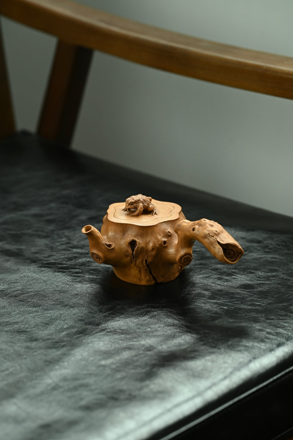 侧把福蟾·全手工 /容量190cc/极品段泥 枯桩形态，嶙峋老干，瘿节满身，斑驳孔洞尽显沧桑，枝干化作流把