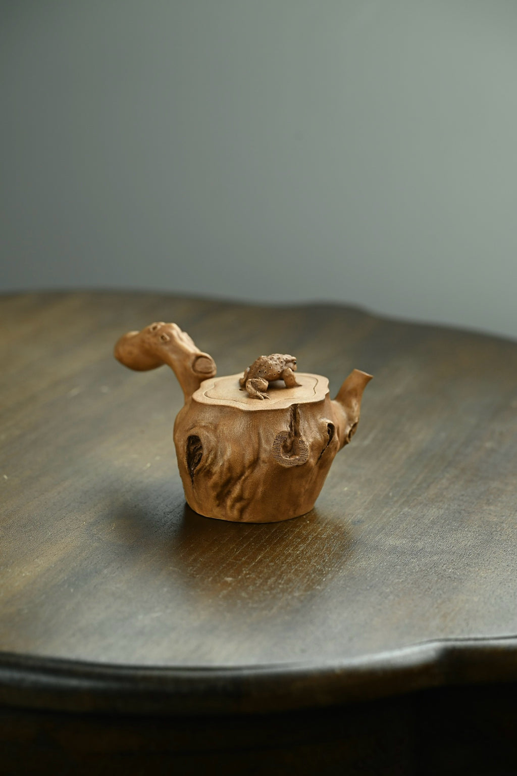 侧把福蟾·全手工 /容量190cc/极品段泥 枯桩形态，嶙峋老干，瘿节满身，斑驳孔洞尽显沧桑，枝干化作流把