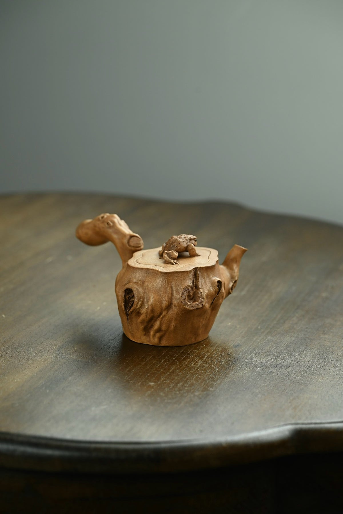 侧把福蟾·全手工 /容量190cc/极品段泥 枯桩形态，嶙峋老干，瘿节满身，斑驳孔洞尽显沧桑，枝干化作流把