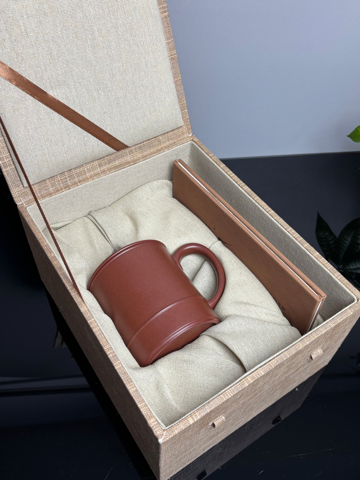 范泽锋大师夫人·汤宣武 原创紫砂臻品《玲珑杯》｜礼藏传世重器👍  ——家藏原矿优质底槽清·400cc ——江苏省陶瓷艺术名人·汤宣武·制 ——江苏省陶瓷艺术大师·范泽锋监制