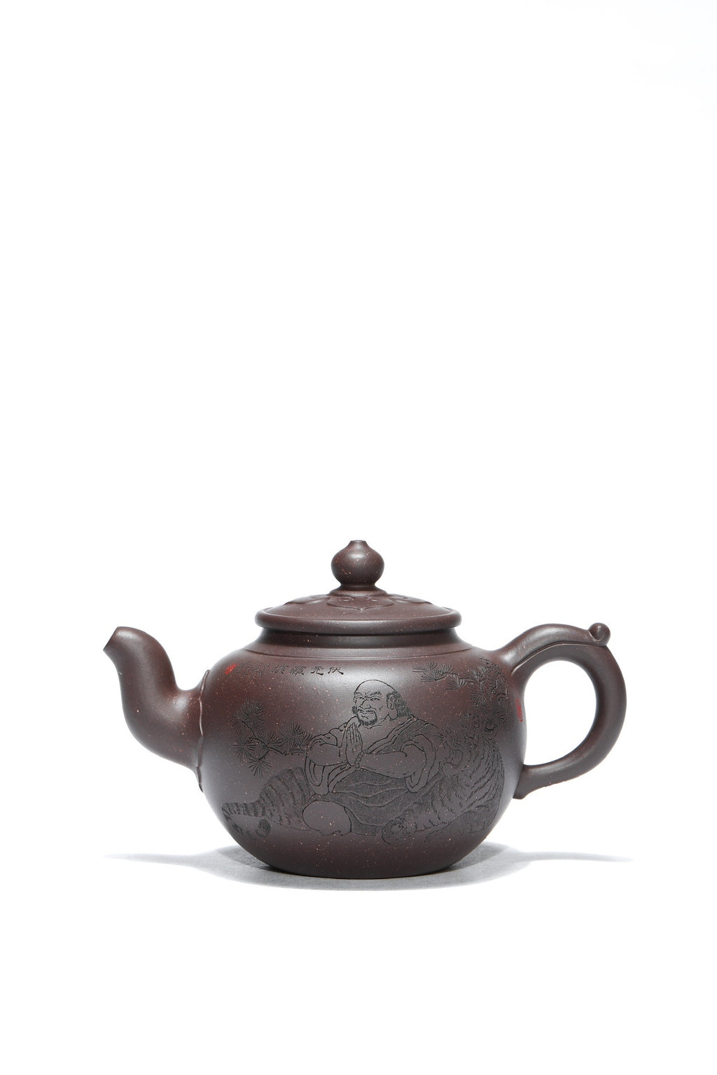 高工藏品《伏虎罗汉》铭文：博大精深 ——原矿优质老紫泥·450cc 大品 ——高级工艺美术师·范老师·制 ——乡村振兴技艺师·立禾·刻