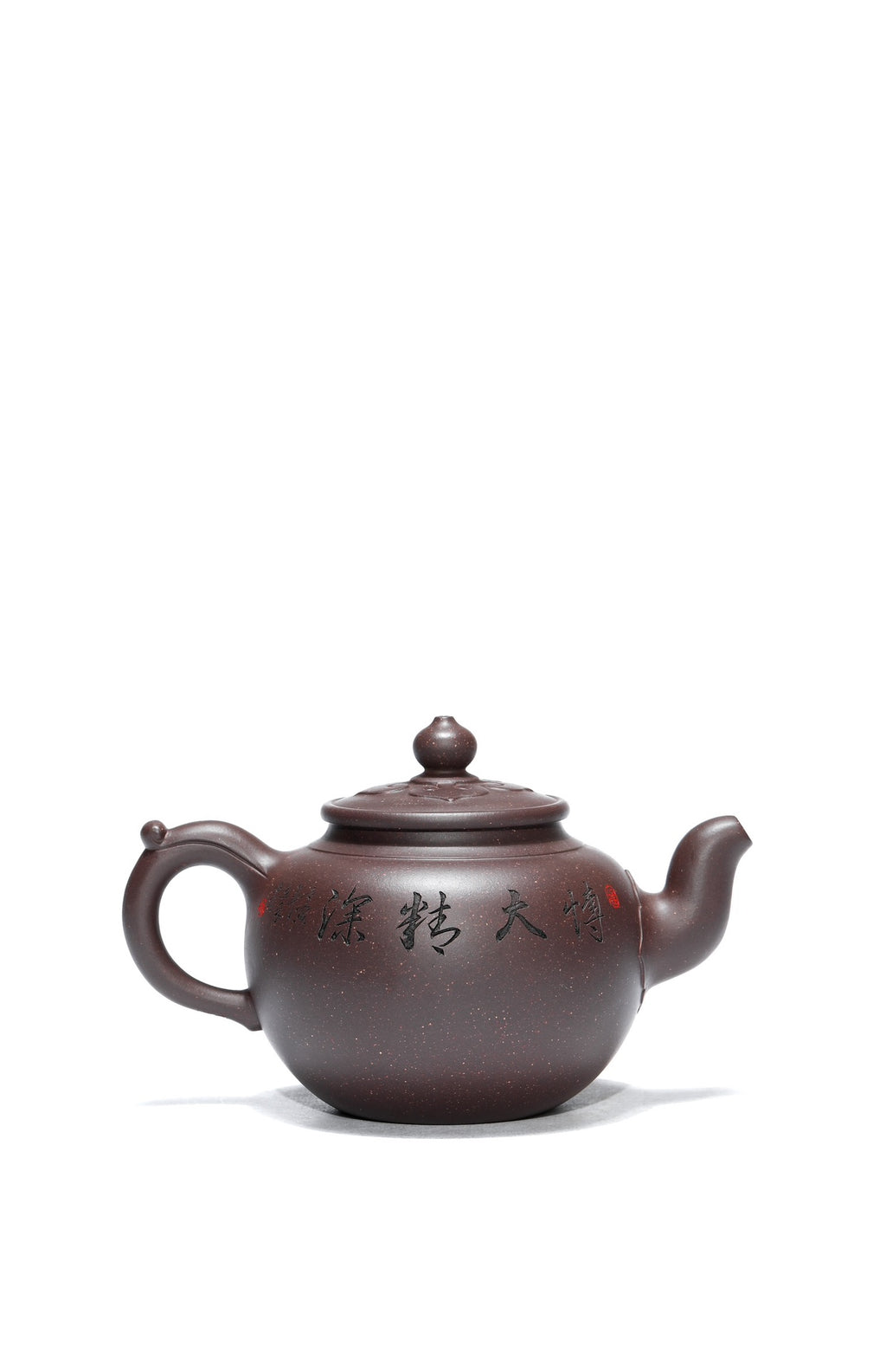 高工藏品《伏虎罗汉》铭文：博大精深 ——原矿优质老紫泥·450cc 大品 ——高级工艺美术师·范老师·制 ——乡村振兴技艺师·立禾·刻