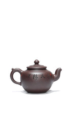 高工藏品《伏虎罗汉》铭文：博大精深 ——原矿优质老紫泥·450cc 大品 ——高级工艺美术师·范老师·制 ——乡村振兴技艺师·立禾·刻