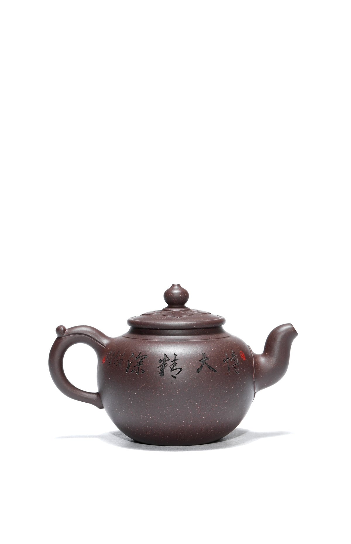 高工藏品《伏虎罗汉》铭文：博大精深 ——原矿优质老紫泥·450cc 大品 ——高级工艺美术师·范老师·制 ——乡村振兴技艺师·立禾·刻
