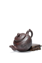 高工藏品《伏虎罗汉》铭文：博大精深 ——原矿优质老紫泥·450cc 大品 ——高级工艺美术师·范老师·制 ——乡村振兴技艺师·立禾·刻