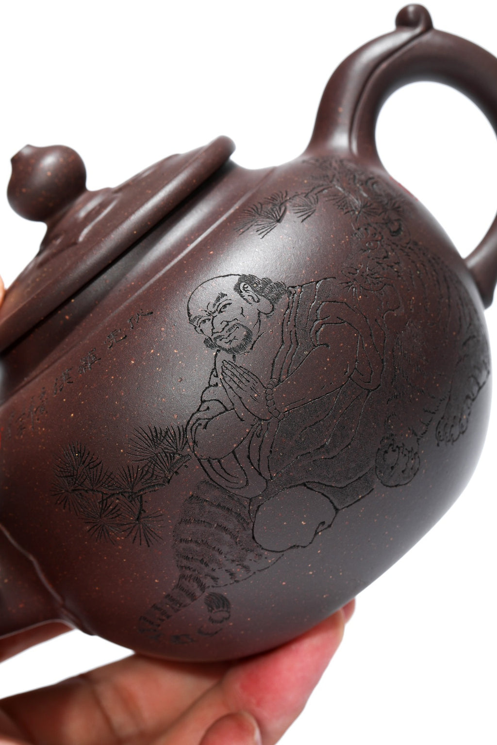 高工藏品《伏虎罗汉》铭文：博大精深 ——原矿优质老紫泥·450cc 大品 ——高级工艺美术师·范老师·制 ——乡村振兴技艺师·立禾·刻