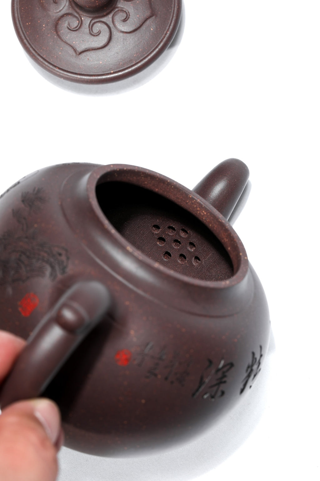 高工藏品《伏虎罗汉》铭文：博大精深 ——原矿优质老紫泥·450cc 大品 ——高级工艺美术师·范老师·制 ——乡村振兴技艺师·立禾·刻