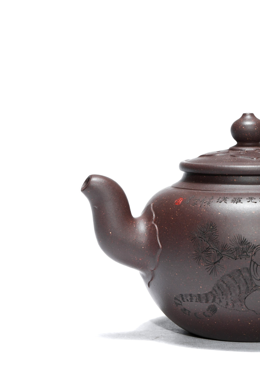 高工藏品《伏虎罗汉》铭文：博大精深 ——原矿优质老紫泥·450cc 大品 ——高级工艺美术师·范老师·制 ——乡村振兴技艺师·立禾·刻