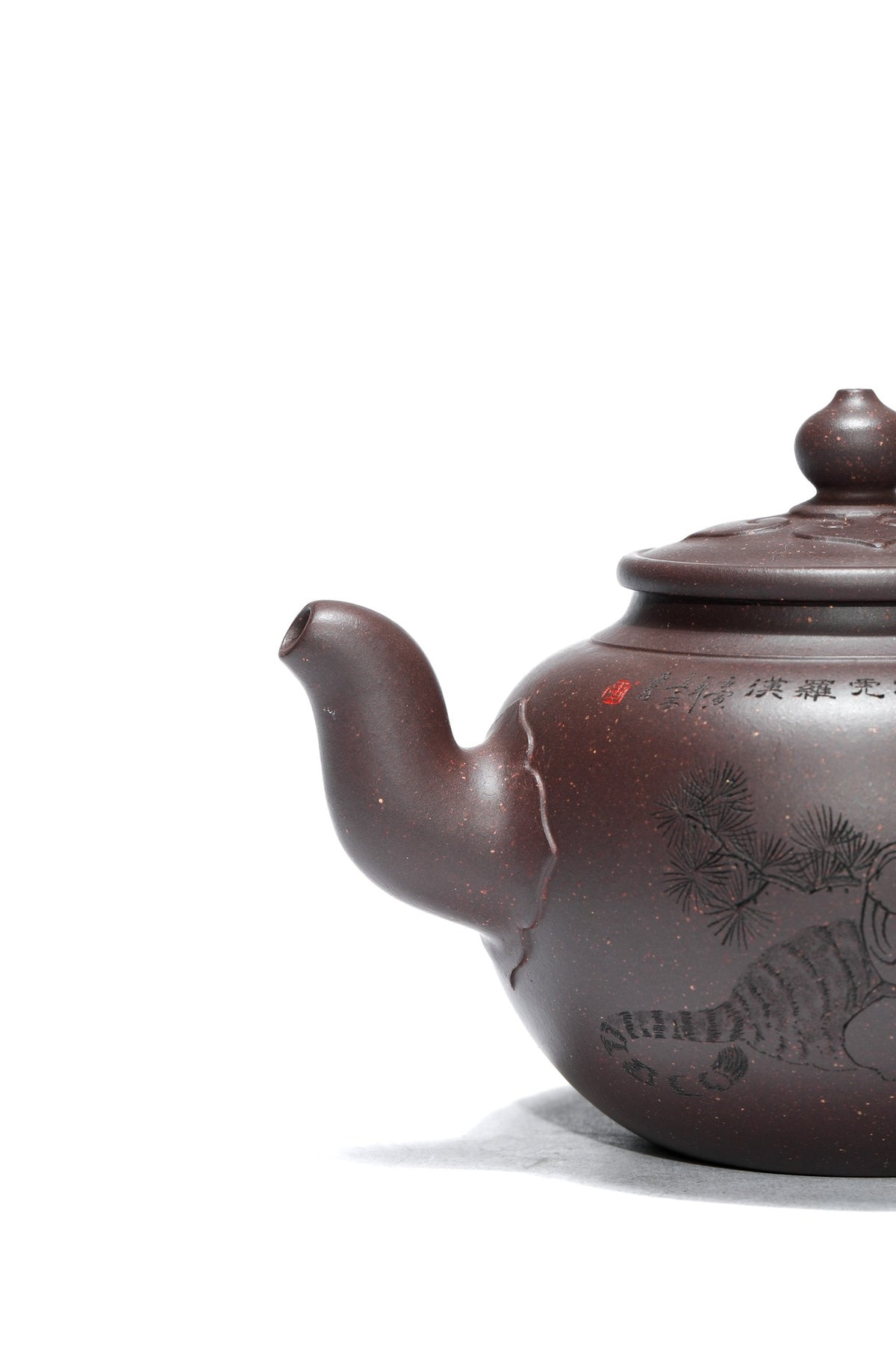 高工藏品《伏虎罗汉》铭文：博大精深 ——原矿优质老紫泥·450cc 大品 ——高级工艺美术师·范老师·制 ——乡村振兴技艺师·立禾·刻