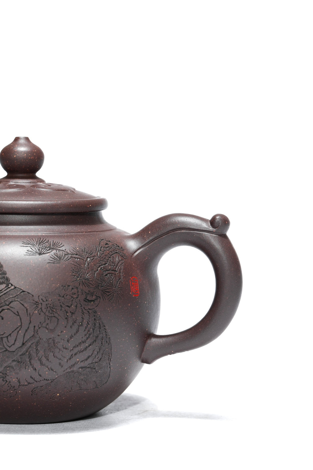 高工藏品《伏虎罗汉》铭文：博大精深 ——原矿优质老紫泥·450cc 大品 ——高级工艺美术师·范老师·制 ——乡村振兴技艺师·立禾·刻