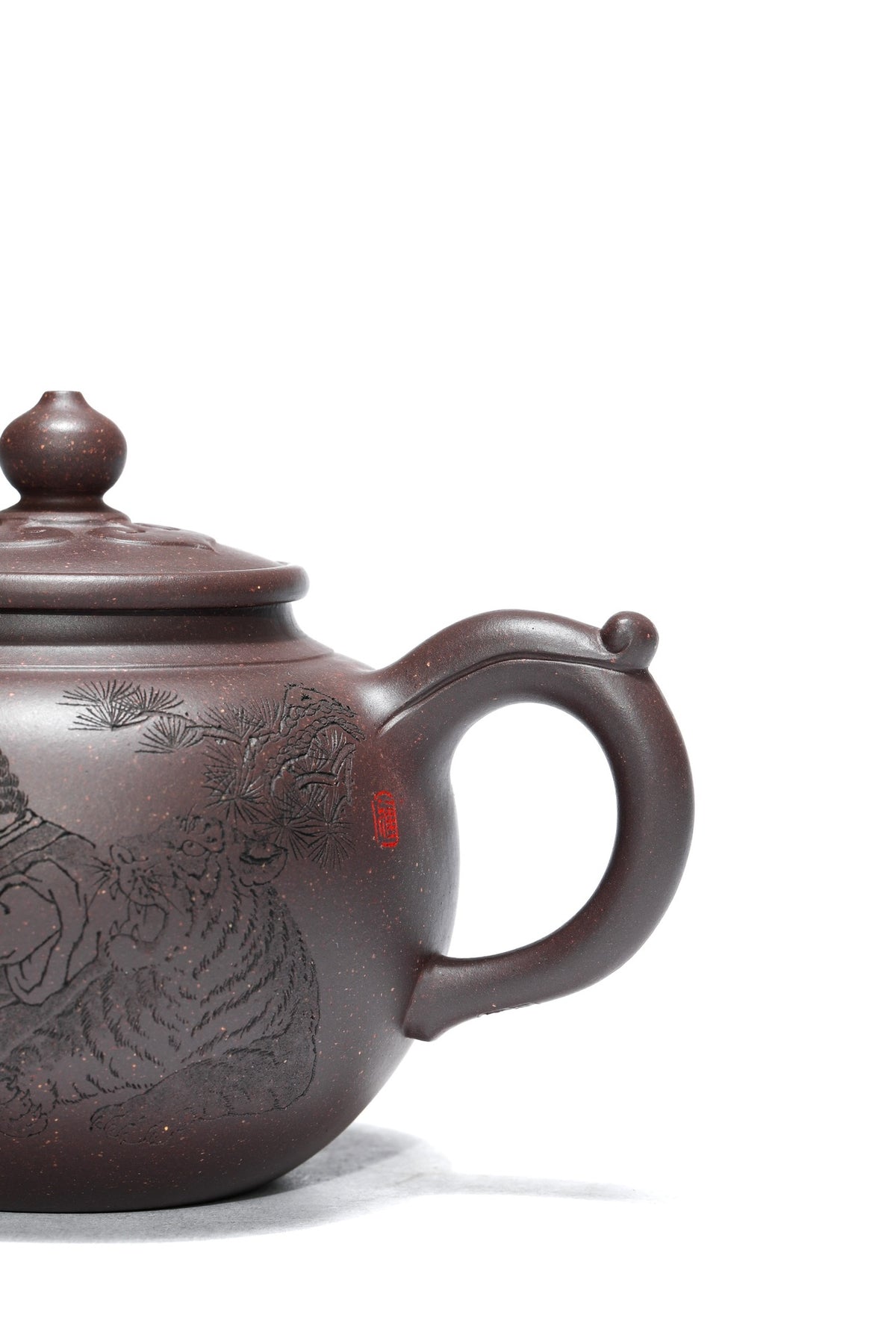 高工藏品《伏虎罗汉》铭文：博大精深 ——原矿优质老紫泥·450cc 大品 ——高级工艺美术师·范老师·制 ——乡村振兴技艺师·立禾·刻