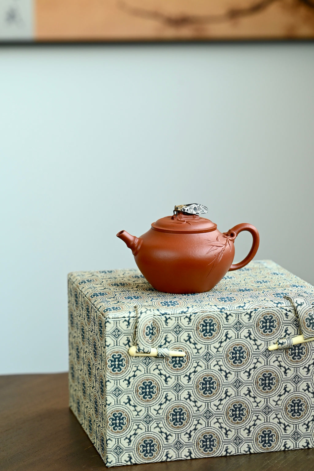 知足·全手工 /大拍陶手陈真作品 /容量200cc/家藏朱泥 以竹入壶，壶型俊秀爽朗，线条凝练，转折圆润