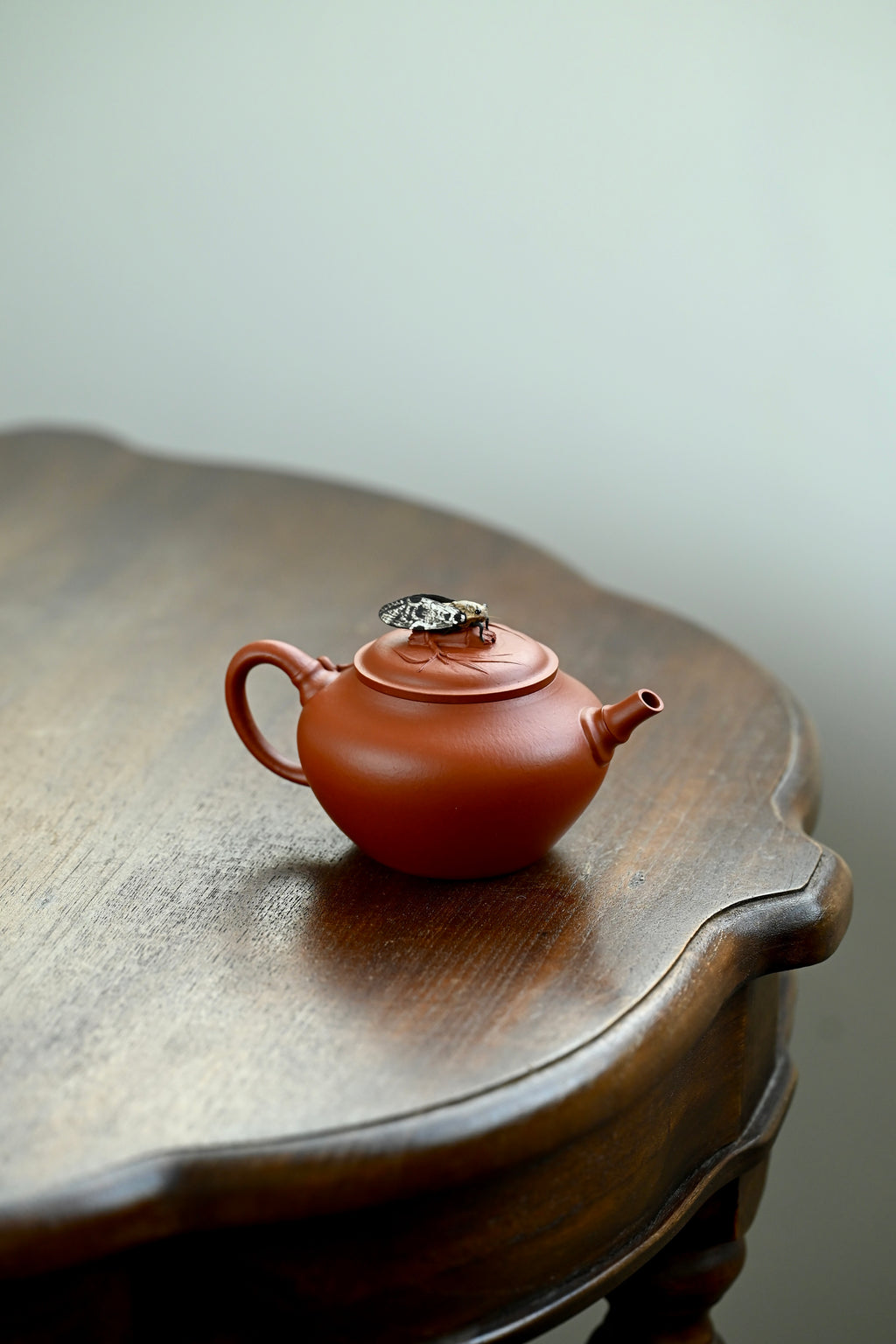 知足·全手工 /大拍陶手陈真作品 /容量200cc/家藏朱泥 以竹入壶，壶型俊秀爽朗，线条凝练，转折圆润