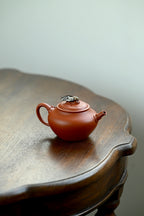 知足·全手工 /大拍陶手陈真作品 /容量200cc/家藏朱泥 以竹入壶，壶型俊秀爽朗，线条凝练，转折圆润
