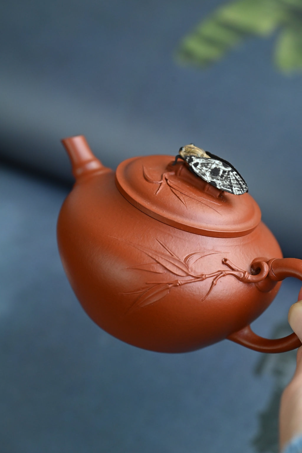 知足·全手工 /大拍陶手陈真作品 /容量200cc/家藏朱泥 以竹入壶，壶型俊秀爽朗，线条凝练，转折圆润