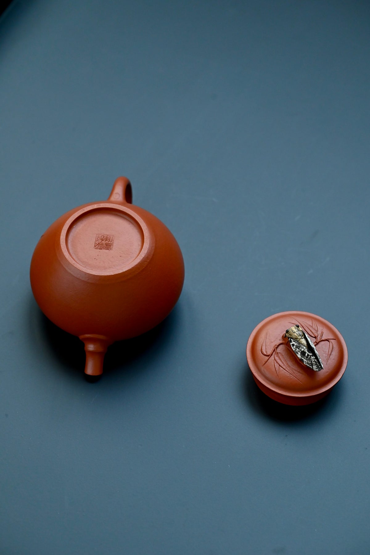 知足·全手工 /大拍陶手陈真作品 /容量200cc/家藏朱泥 以竹入壶，壶型俊秀爽朗，线条凝练，转折圆润