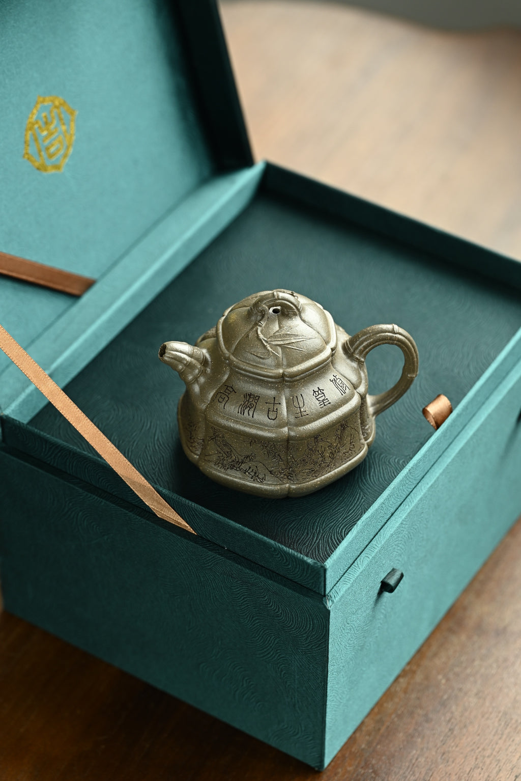 六瓣竹鼎·双工合制 /大拍陶手雷罡作品（师承范伟群），钱琦刻/容量230cc/家藏蟹壳青