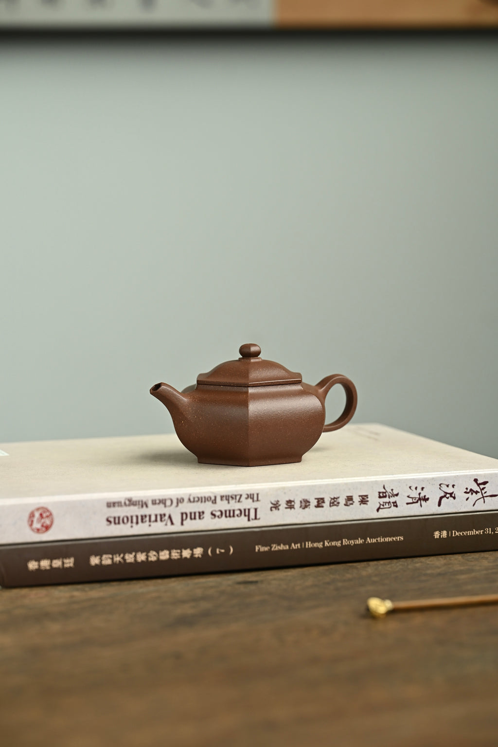 龙文六方·全手工 /容量160cc/家藏老段 壶身扁圆寓方，扁而不塌，呈六角形