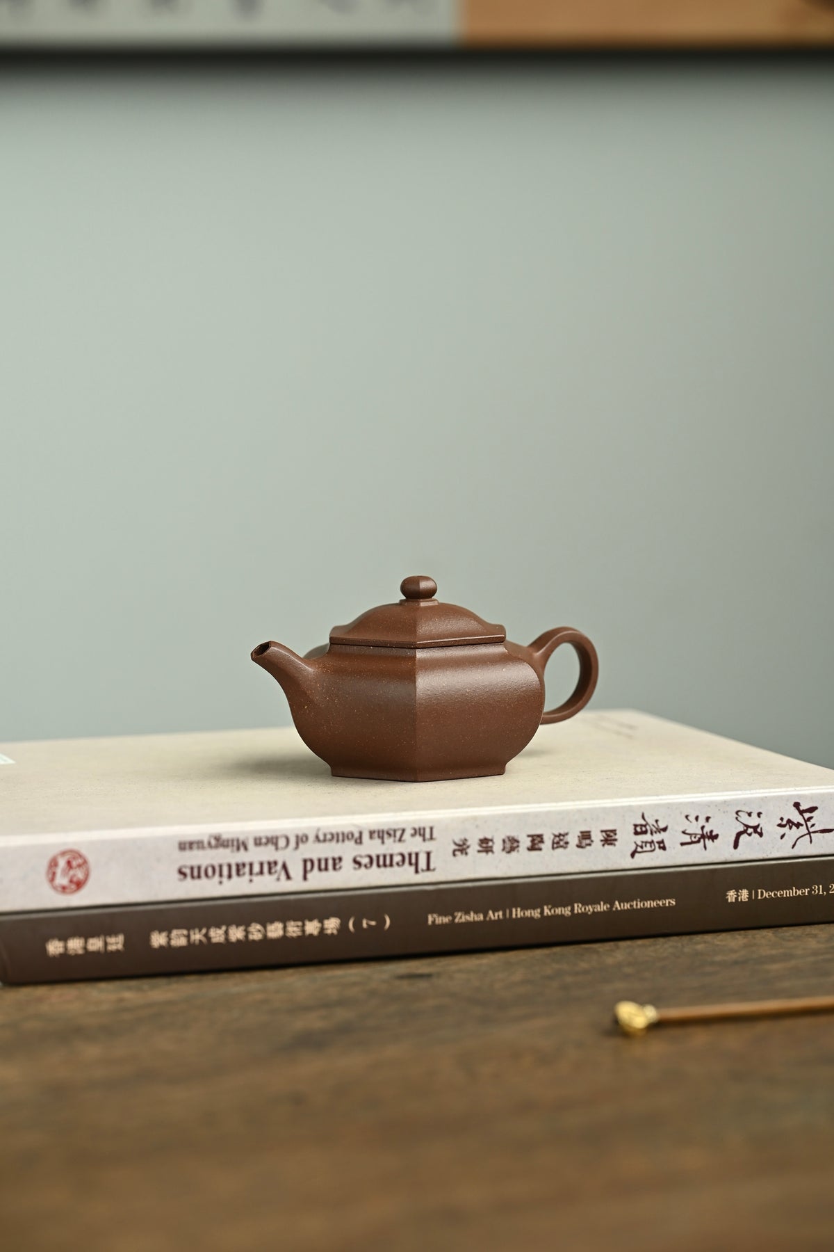 龙文六方·全手工 /容量160cc/家藏老段 壶身扁圆寓方，扁而不塌，呈六角形