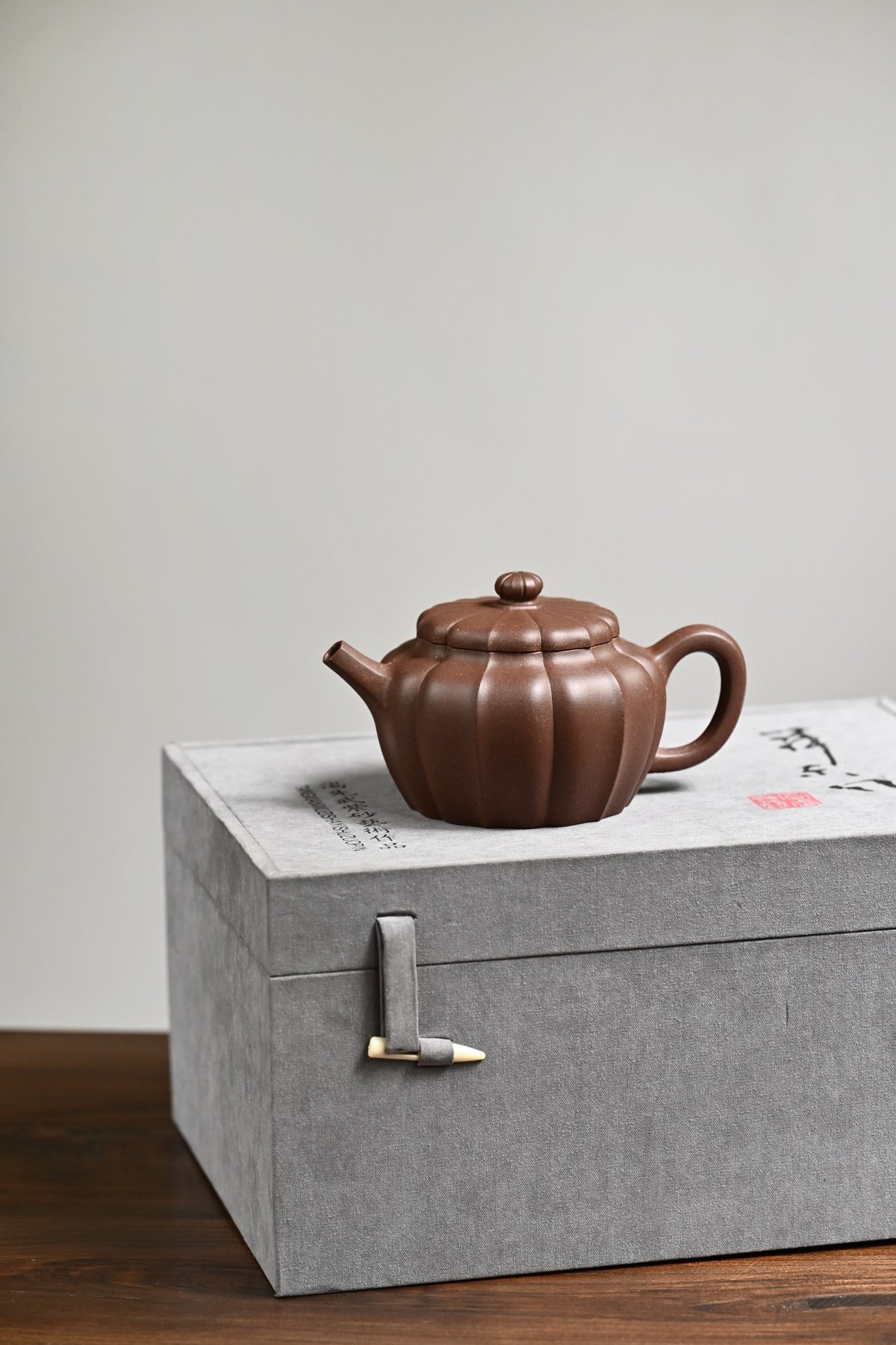 筋纹桑扁·全手工 /容量230cc/原矿底槽清 以筋纹制桑扁，壶型大气雅致，线条清晰又轮廓分明，柔美中见棱见角