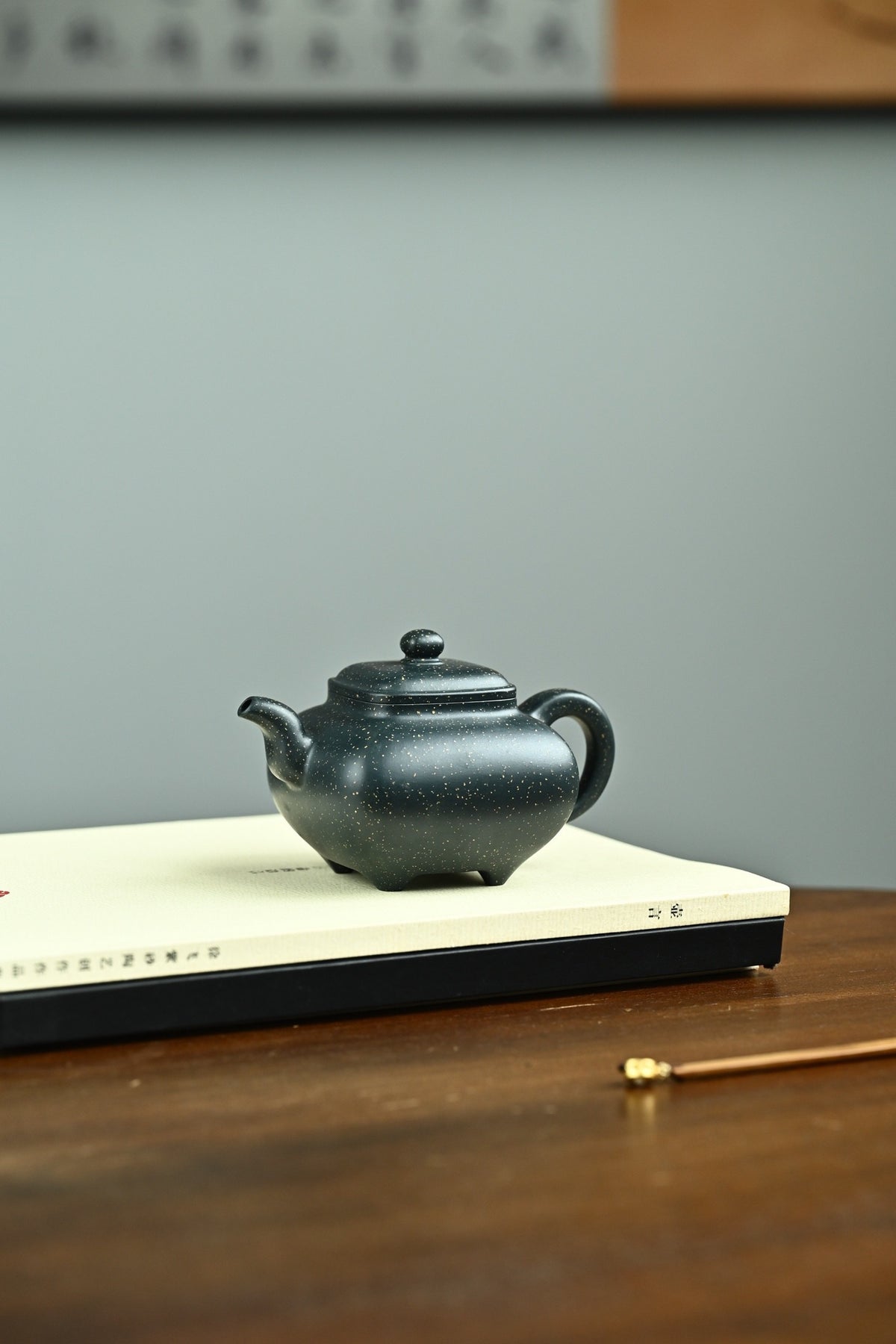 传炉·全手工 /实力派陶手作品 /容量220cc/民国绿泥铺砂 壶身四方，骨肉亭匀，几无棱角四足鼎立，三弯流自然胥出
