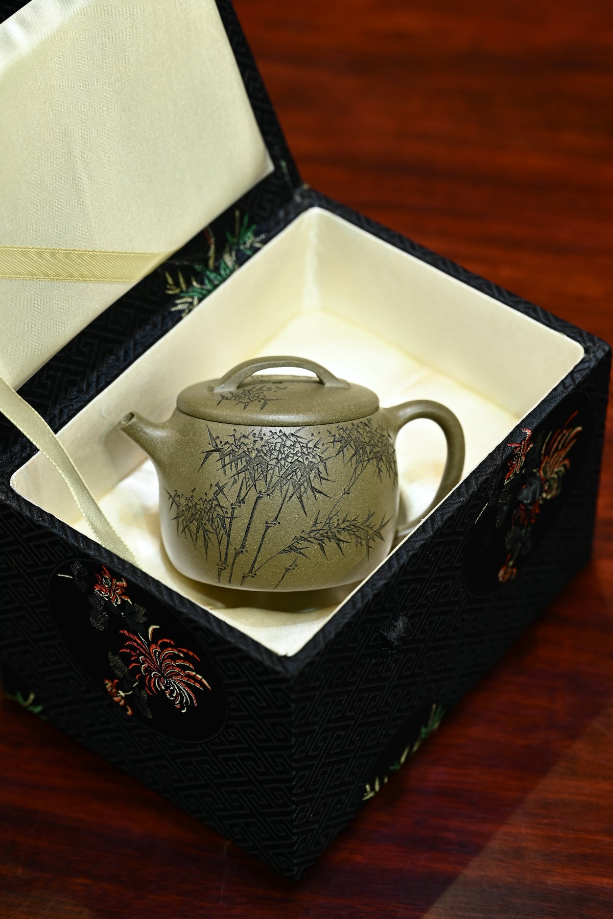 汉瓦·翠竹·全手工/陶刻大赛金奖李建军作品 /容量160cc/原矿青段 身形俊俏圆鼓，口沿宽阔，过桥钮精巧玲珑