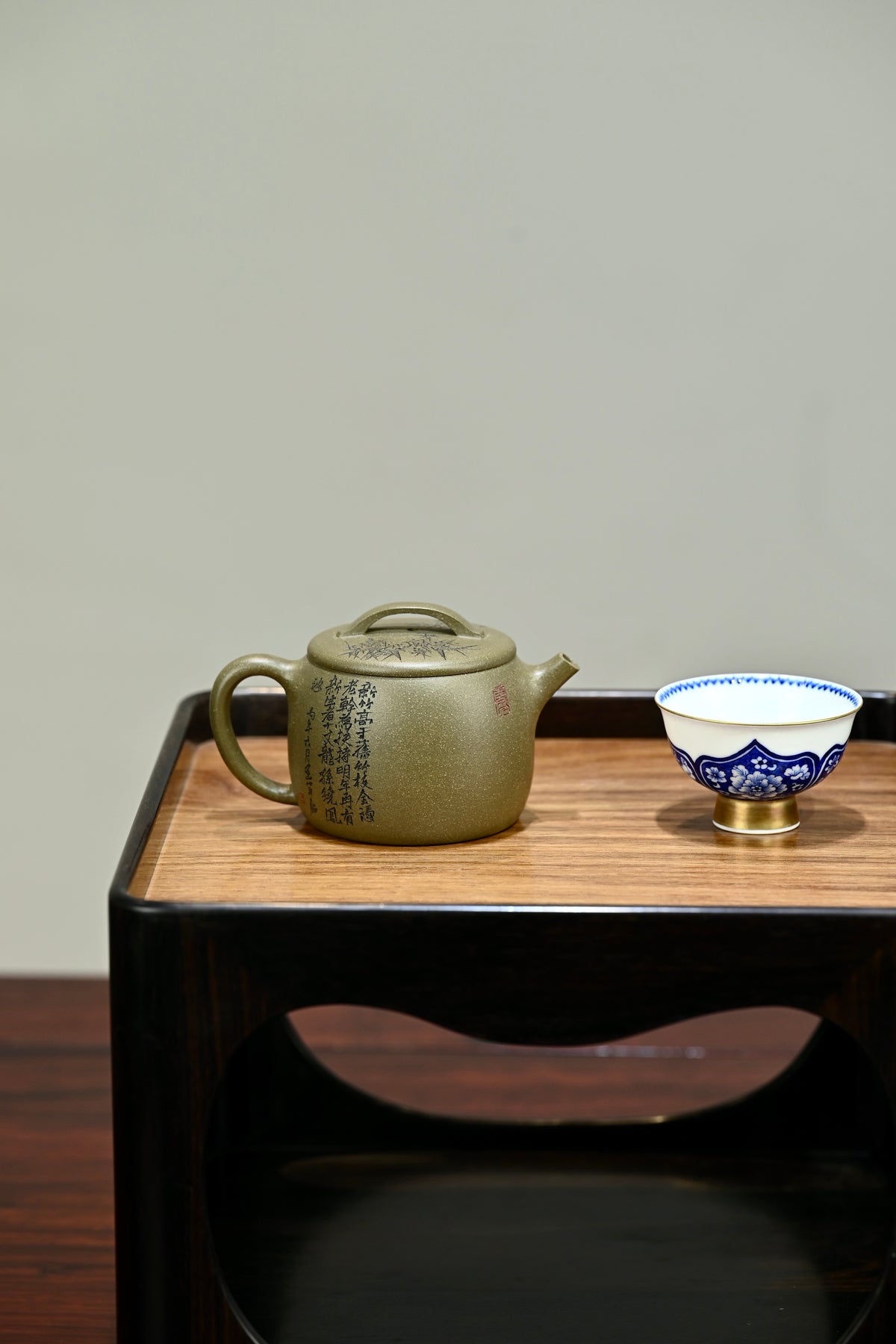 汉瓦·翠竹·全手工/陶刻大赛金奖李建军作品 /容量160cc/原矿青段 身形俊俏圆鼓，口沿宽阔，过桥钮精巧玲珑
