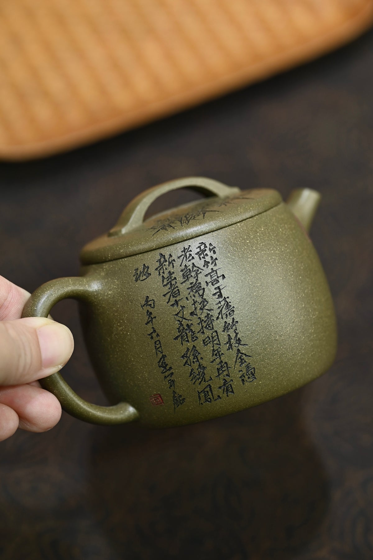 汉瓦·翠竹·全手工/陶刻大赛金奖李建军作品 /容量160cc/原矿青段 身形俊俏圆鼓，口沿宽阔，过桥钮精巧玲珑