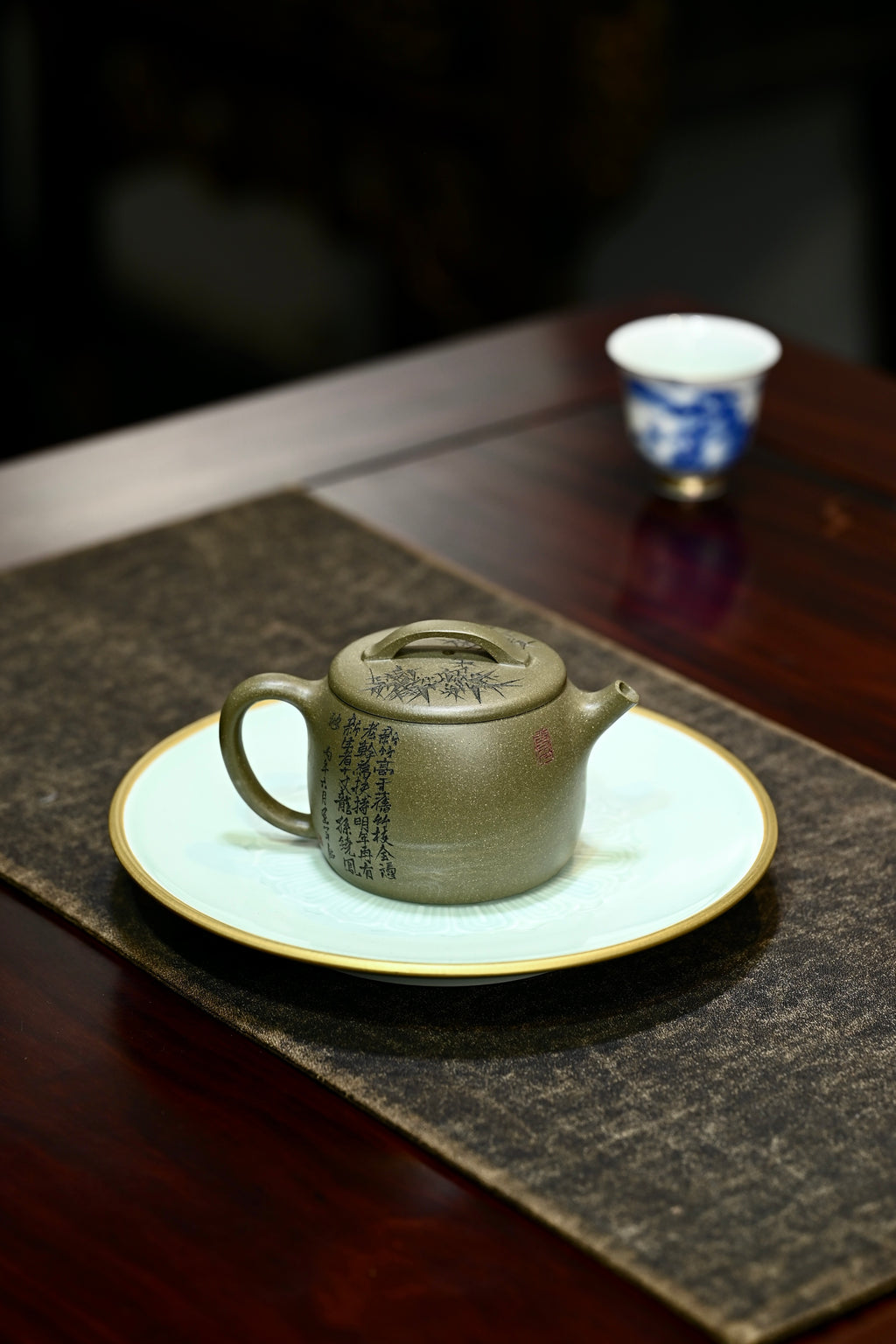 汉瓦·翠竹·全手工/陶刻大赛金奖李建军作品 /容量160cc/原矿青段 身形俊俏圆鼓，口沿宽阔，过桥钮精巧玲珑
