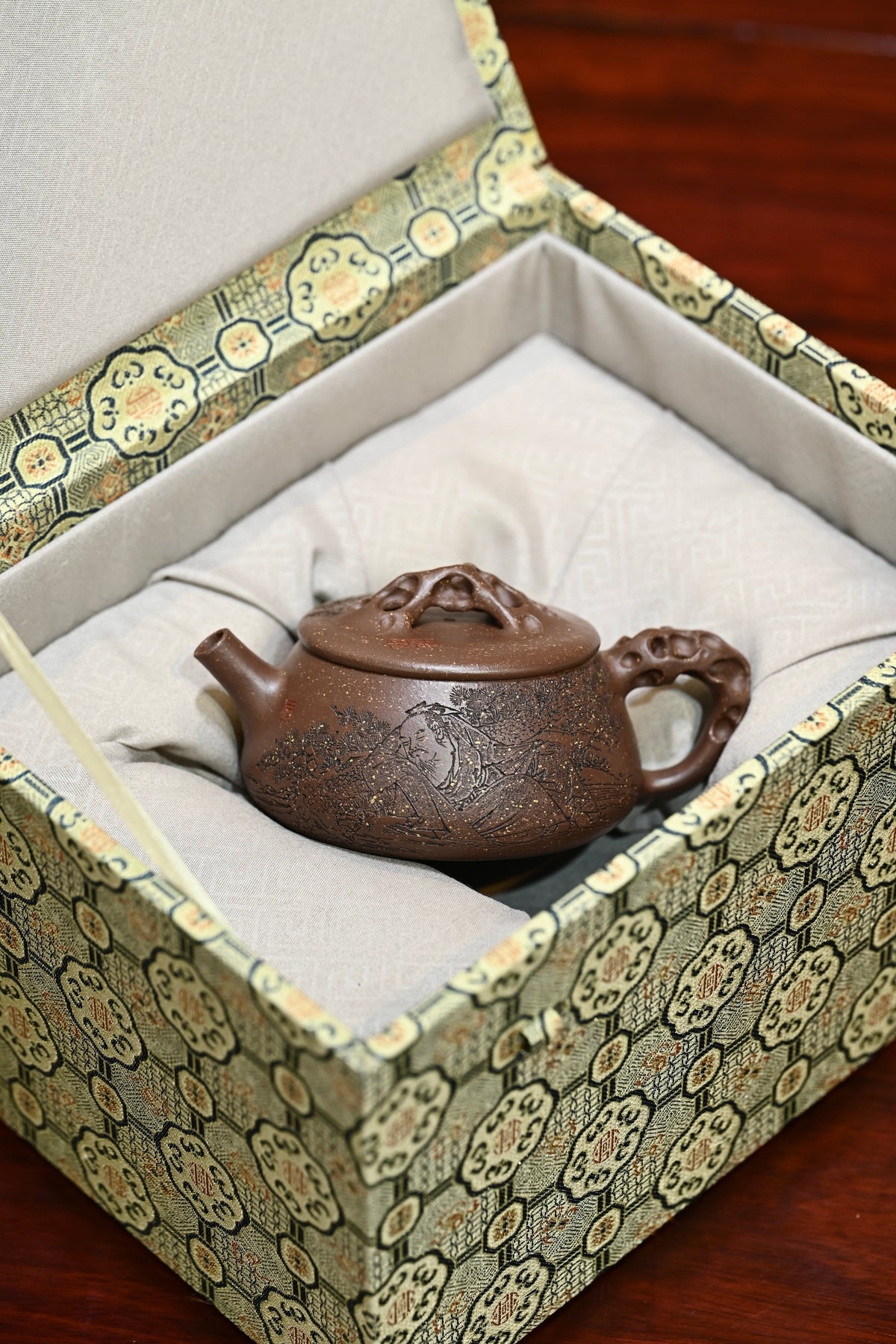 石瓢·太湖石·全手工/陶刻大赛金奖李建军作品 /容量190cc/原矿紫玉金砂 以‮典经‬石瓢为原型，将太湖石融入紫砂创作
