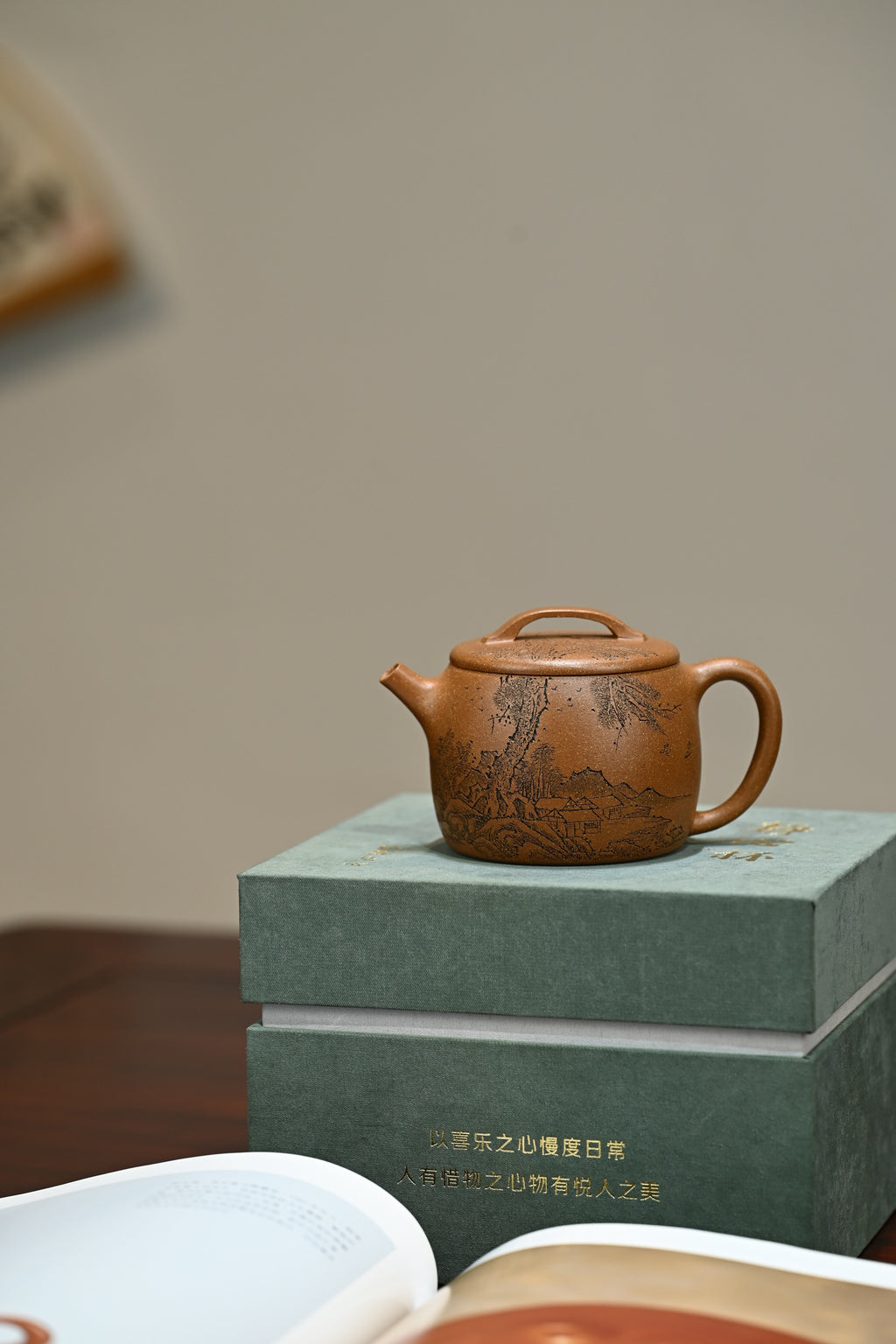 汉瓦·山居清幽·全手工/陶刻大赛金奖李建军作品 /容量160cc/原矿桂花砂 身形俊俏圆鼓，口沿宽阔，过桥钮精巧玲珑