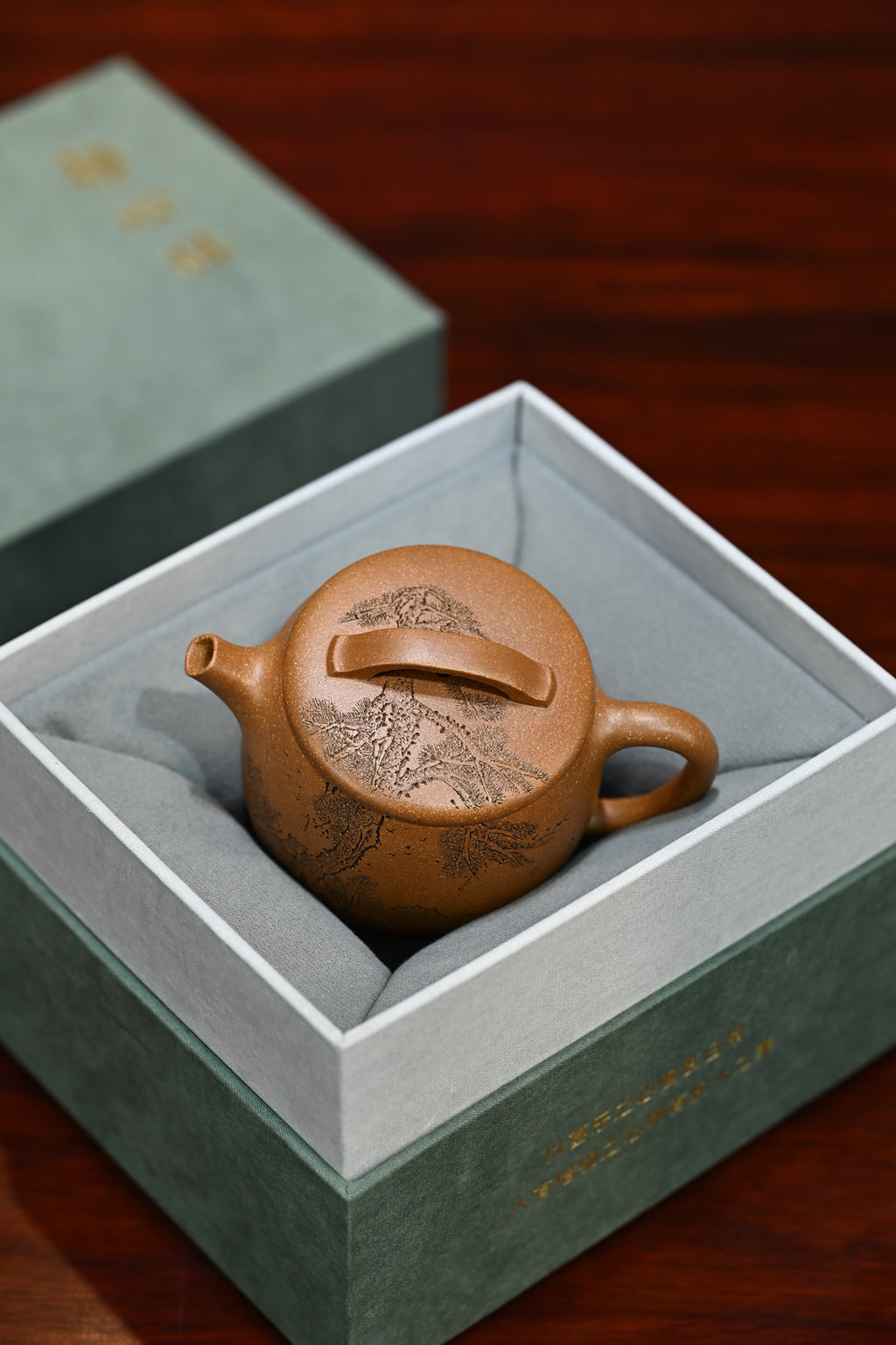 汉瓦·山居清幽·全手工/陶刻大赛金奖李建军作品 /容量160cc/原矿桂花砂 身形俊俏圆鼓，口沿宽阔，过桥钮精巧玲珑