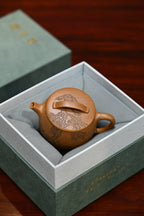 汉瓦·山居清幽·全手工/陶刻大赛金奖李建军作品 /容量160cc/原矿桂花砂 身形俊俏圆鼓，口沿宽阔，过桥钮精巧玲珑
