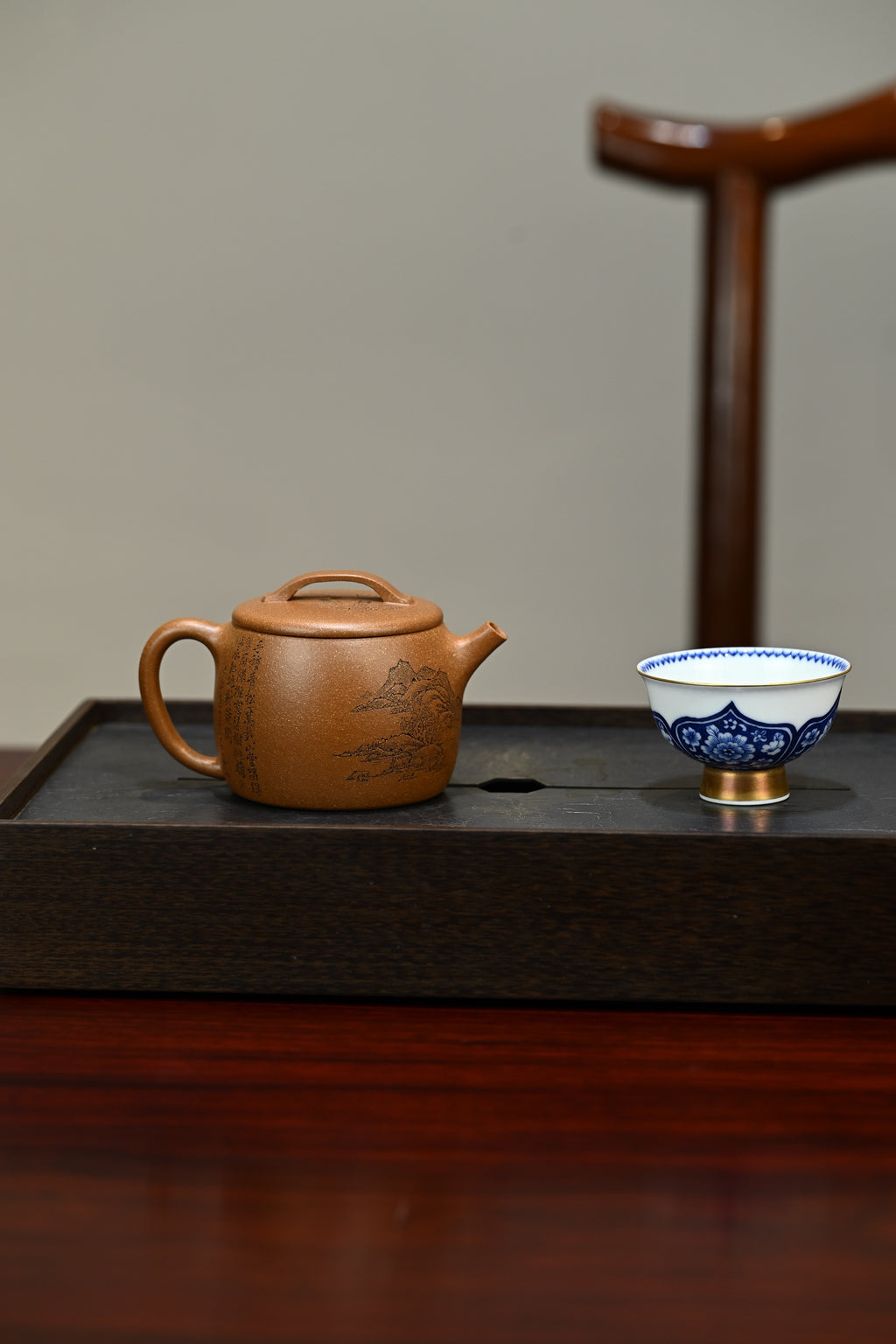 汉瓦·山居清幽·全手工/陶刻大赛金奖李建军作品 /容量160cc/原矿桂花砂 身形俊俏圆鼓，口沿宽阔，过桥钮精巧玲珑