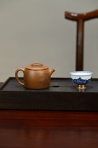 汉瓦·山居清幽·全手工/陶刻大赛金奖李建军作品 /容量160cc/原矿桂花砂 身形俊俏圆鼓，口沿宽阔，过桥钮精巧玲珑