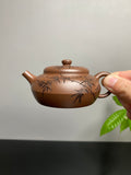 陈宏林大师传世巅峰臻品【虚怀壶】收藏送礼·双绝重器!&nbsp;  ——原矿优质老紫泥·120cc ——紫砂山水陶刻天花板·陈宏林亲工
