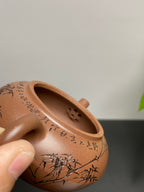 陈宏林大师传世巅峰臻品【虚怀壶】收藏送礼·双绝重器!&nbsp;  ——原矿优质老紫泥·120cc ——紫砂山水陶刻天花板·陈宏林亲工