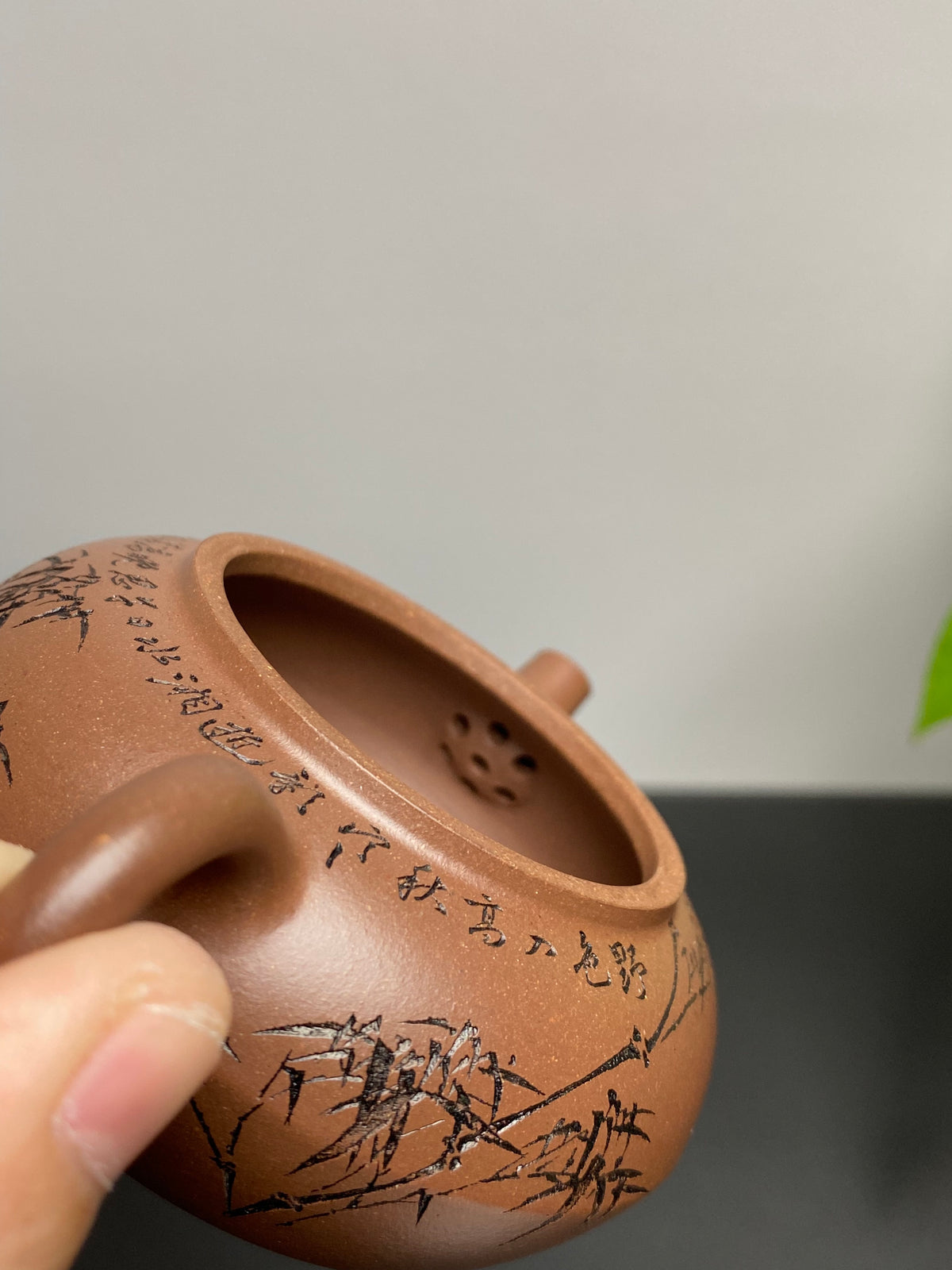 陈宏林大师传世巅峰臻品【虚怀壶】收藏送礼·双绝重器!&nbsp;  ——原矿优质老紫泥·120cc ——紫砂山水陶刻天花板·陈宏林亲工